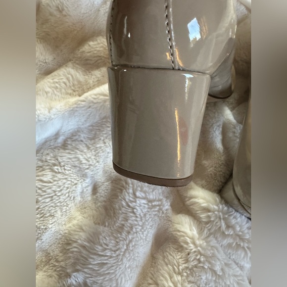 Donald  J Pliner Audrey Pumps. Color: NATURAL. SZ 7.  NWOB - Picture 5 of 9